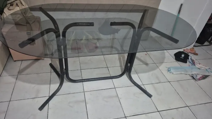 Vendo mesa de vidro com 6 cadeiras