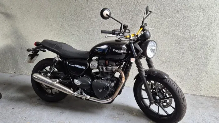 Triumph Street Twin 900 - Autêntica e Pronta para Rodar