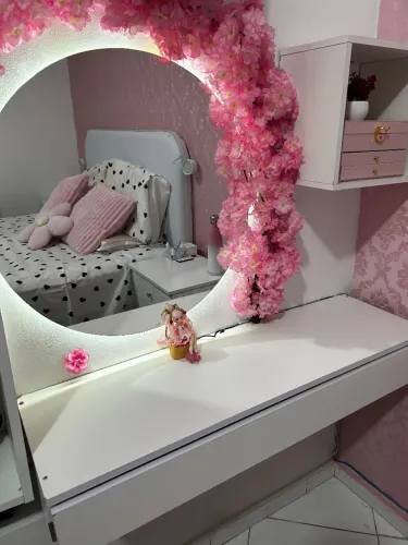 Penteadeira com nichos e banco e arco de flor com espelho com luz