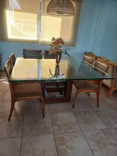 Mesa grande de vidro e madeira com 6 cadeiras