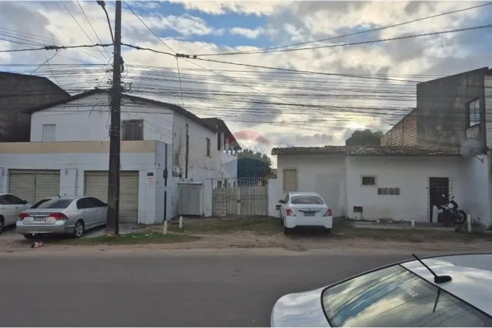Oportunidade Única Terreno Amplo com Galpões Comerciais e Moradias em Local Estratégico!