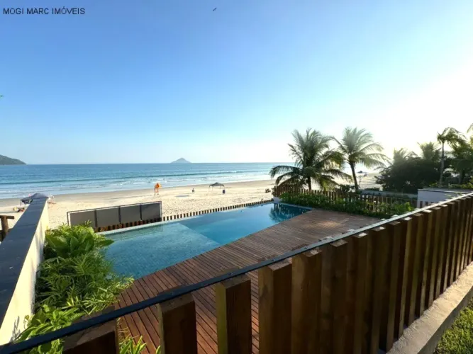 Casa de frente ao mar em condomínio de alto padrão em Juquehy, litoral norte de São Paulo.