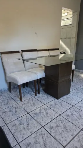 Mesa de jantar de vidro com 4 cadeiras (Motivo: Mudança)