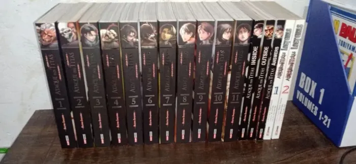 Coleção Mangá - Ataque dos Titãs 2 em 1 + 3 Databooks + Ataque dos Titãs Lost Girls
