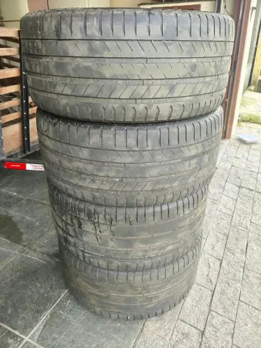 Jogo de Pneus Michelin Latitude Sport3* 265/40<br><br>265/40 R21 101Y<br>295/35 R21 103Y<br>