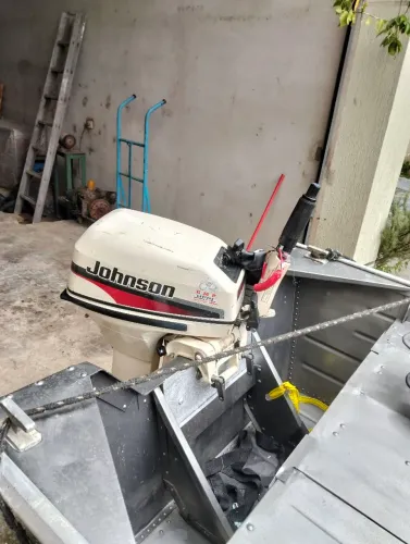 Barco de 6 metros com motor Johnson 15 HP mais carretinha rodoviária 
