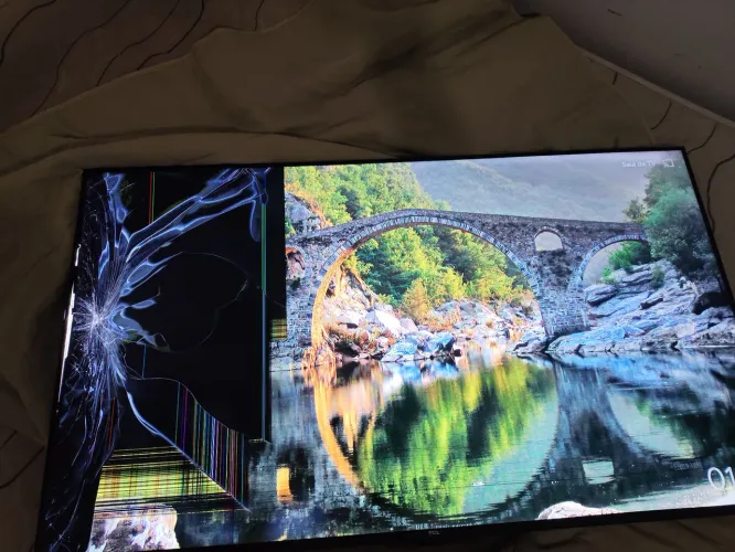 Tv Tcl com a tela trincada 