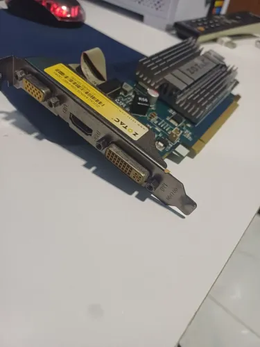 ZOTAC 8400GS 1GB DDR3- No precin