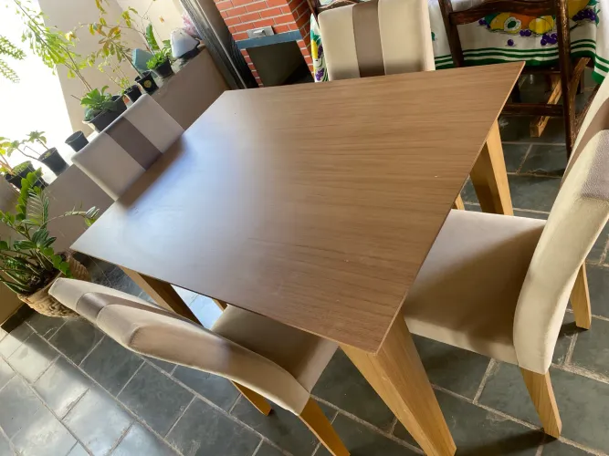 Vendo mesa nova, com 4 cadeiras estofadas.