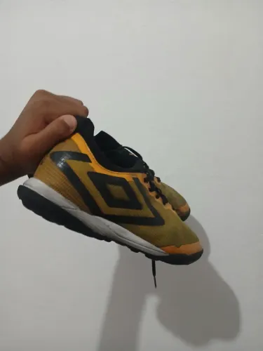Chuteira Umbro Velocita 6 Society Seminova