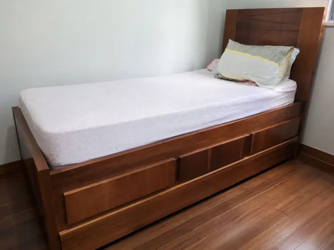 Cama box em bom estado com três gavetas acompanhadas