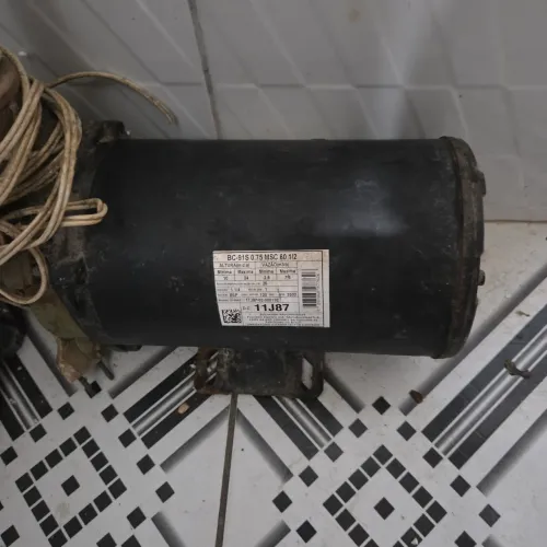 Vende se uma bomba pra poço artesiano valor 350,00 reais nao aceito troca so venda