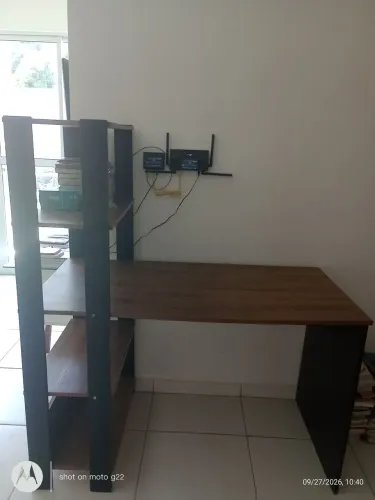 Escrivaninha com prateleiras