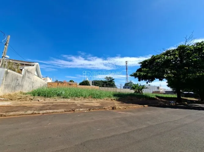 Venda de Terreno / Padrão na cidade de Araraquara