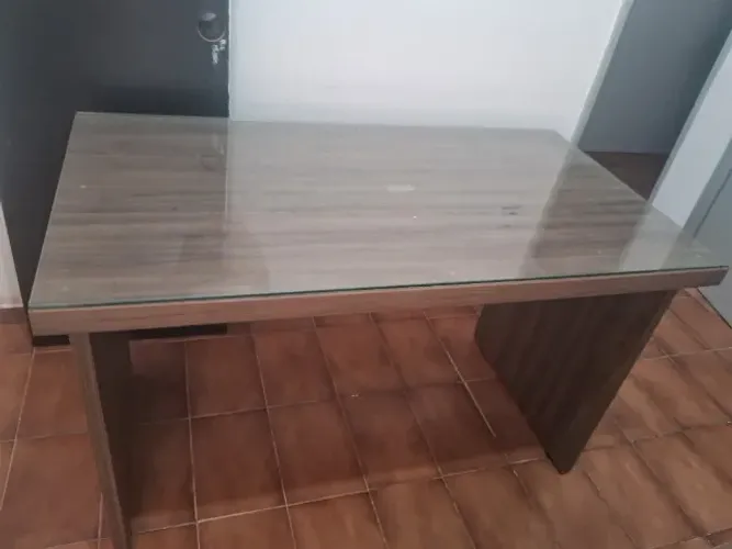 Mesa de escritório com vidro