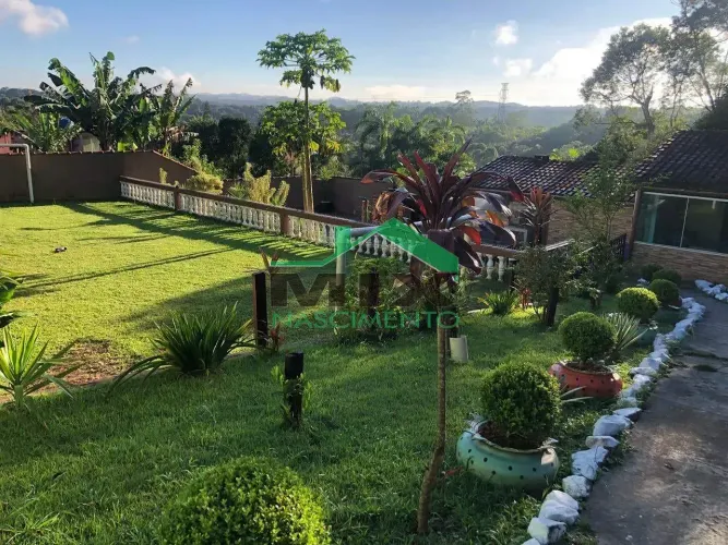 Chácara completa com piscina, salão de festas e campo de futebol | 3 quartos | 3 vagas |