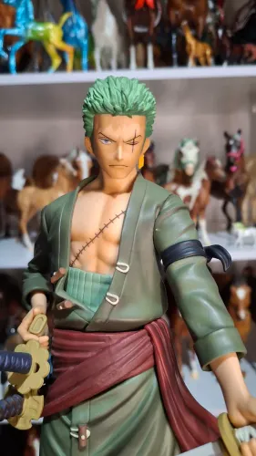 Action figure Zoro Grandista One Piece com caixa