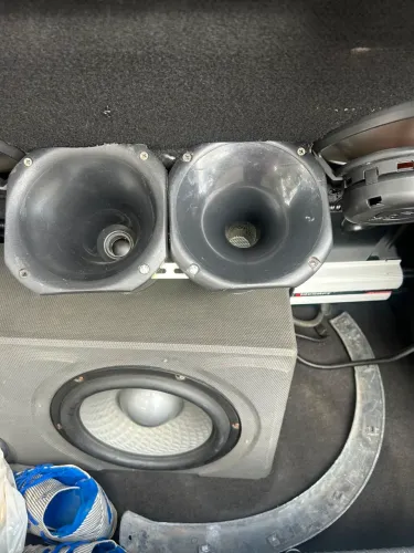 VENDO CAIXA E DUAS CORNETAS 