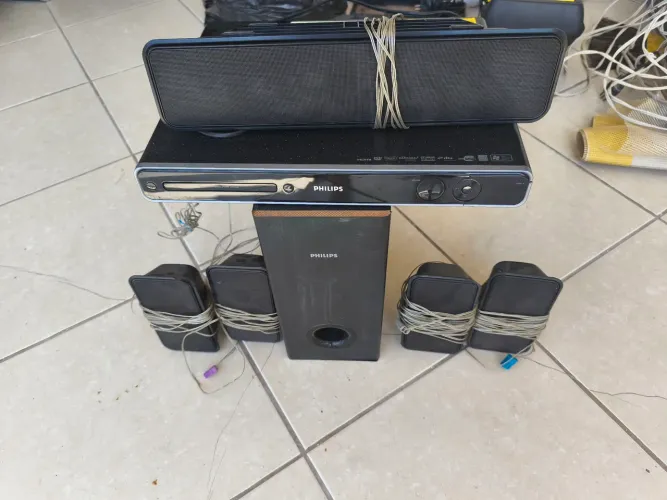 Sistema de som Philips com 5 caixas ( 01 subwol) entrada via cabo - detalhes de uso f