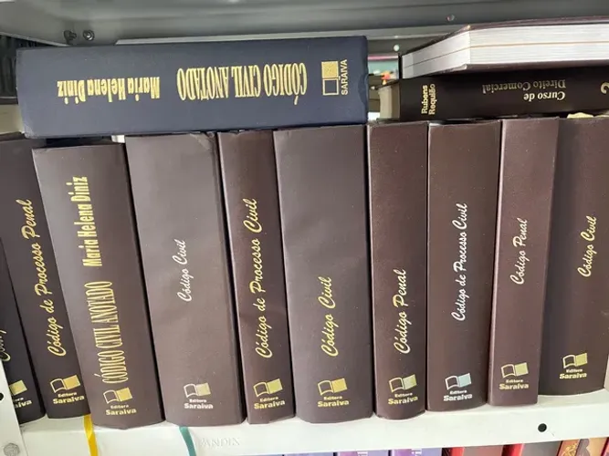Livro de direito baratinho para enfeite prateleira completar capa dura brochura