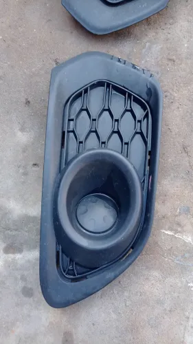 Moldura farol auxiliar Sandero 2015 a 2020 direita