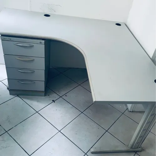 MESA COM GAVETEIRO 