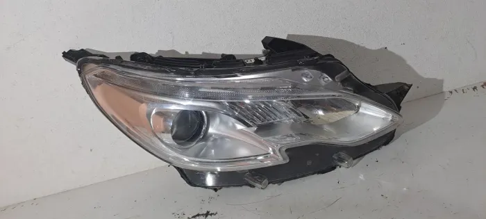 Farol Peugeot 2008 2017/ 18/ 19/ 20 lado direito c/ Led com detalhe