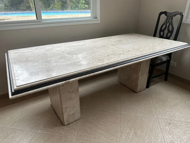 Mesa de mármore com 8 cadeiras estofadas