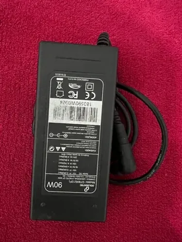 Carregador Universal 90W para Notebooks Goldentec GT800 (só tenho um pino).