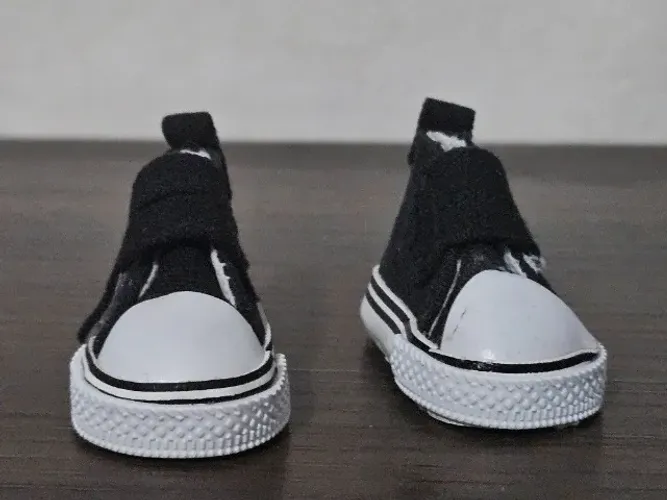 Sapato para Boneca 5cms Escala 1/6 com Velcro Cor Preto / Branco