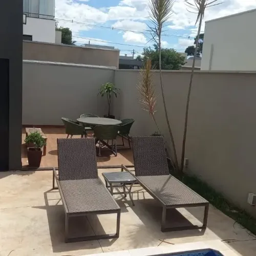 CONJUNTO 2 ESPREGUIÇADEIRAS DE FIBRA SINTÉTICA + MESA DE APOIO DE ALUMÍNIO