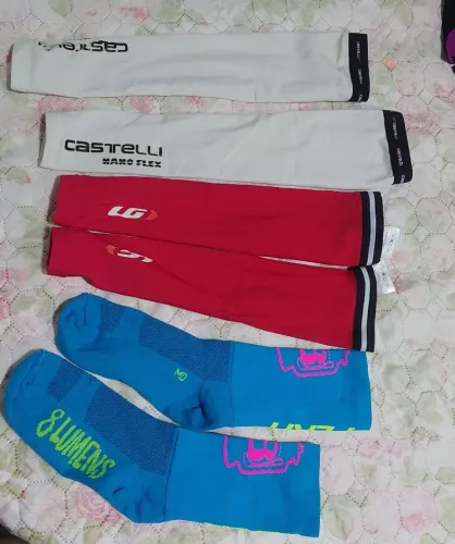 Kit 2 manguitos Garneau e 1 par de meia para ciclistas ?