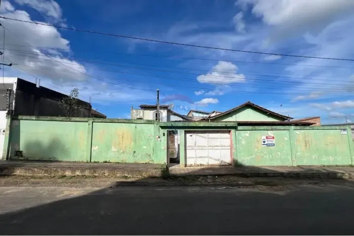 CASA A VENDA NO CENTRO DA CIDADE DE ITAMARAJU