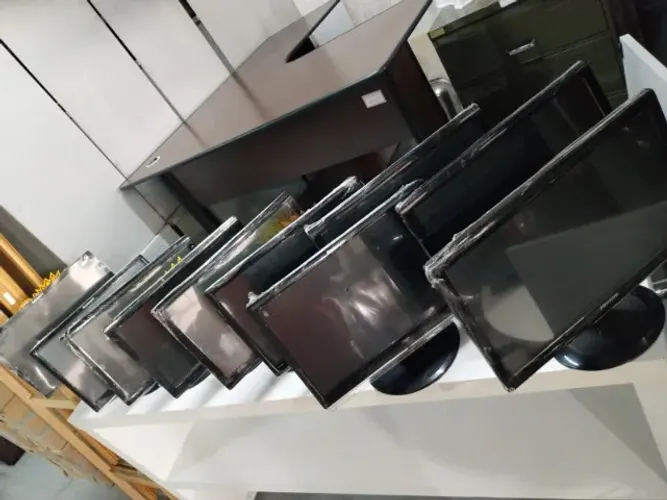 Lote de 10 Monitores 18 polegadas