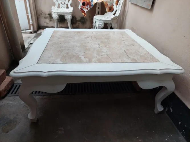 Mesa de centro com mármore.