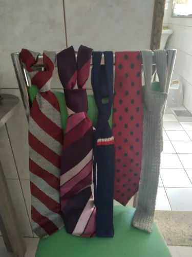 Gravatas 5,00 cada, de linha bege 10,00
