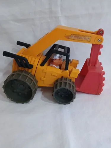 Caminhão muito antigo - Demolidores da estrela