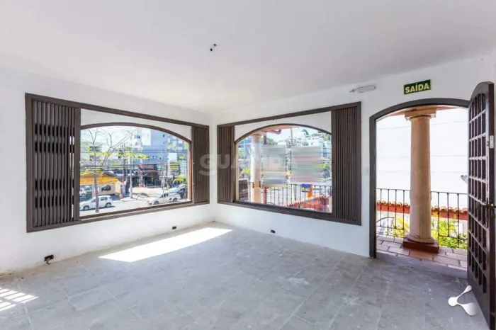 Conjunto com 30m² privativos, 2º andar, 1 lavabo, Localizado no bairro Tristeza.