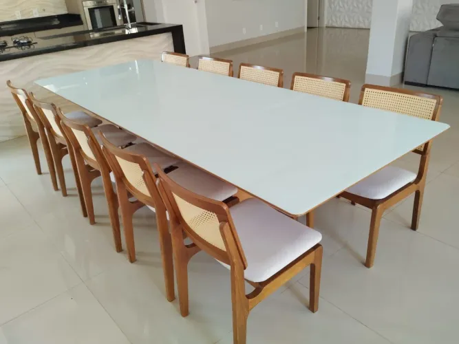 Mesa completa com cadeiras de madeira maciça