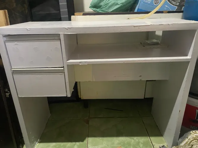Vendo escrivaninha com duas gavetas 