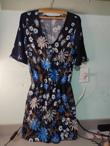 Vestido floral azul e branco