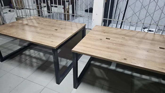 Mesa com base em Metalon 