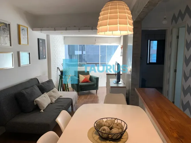 Apartamento à venda, mobiliado, 2 quartos, 2 vagas, 60 m², em Moema, São Paulo.