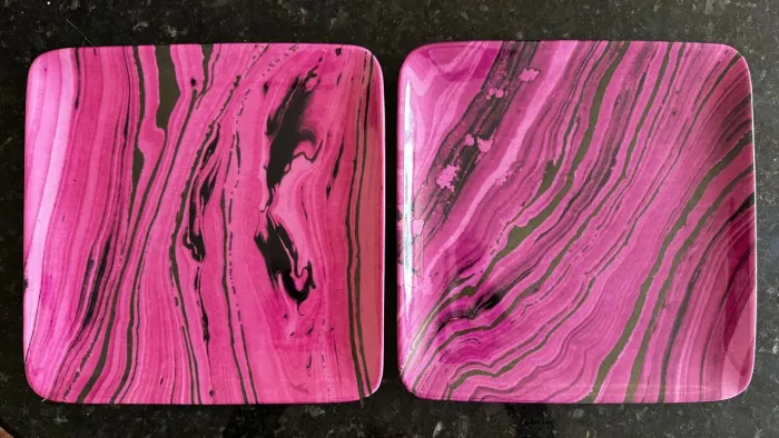 2 pratos rasos quadrados rosa marble 26cm x 26cm