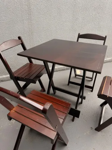 Mesa dobrável com 4 cadeiras - liquidação