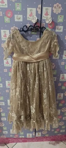 Vestido de renda infantil dourado