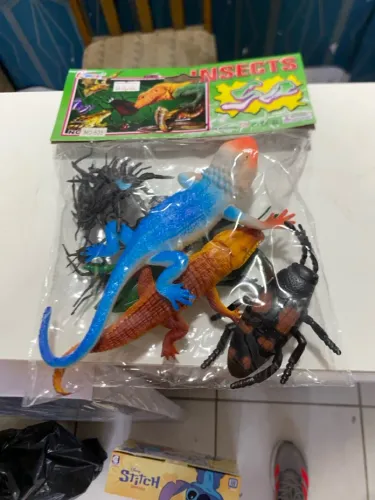 Kit de brinquedos insetos e lagartos