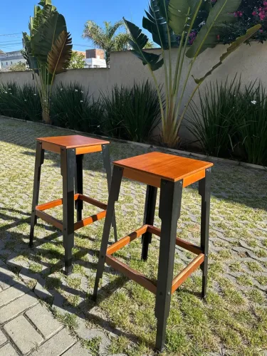 Conjunto Banqueta Industrial Alta Madeira Maciça e Aço Cor Preta (50% desc)
