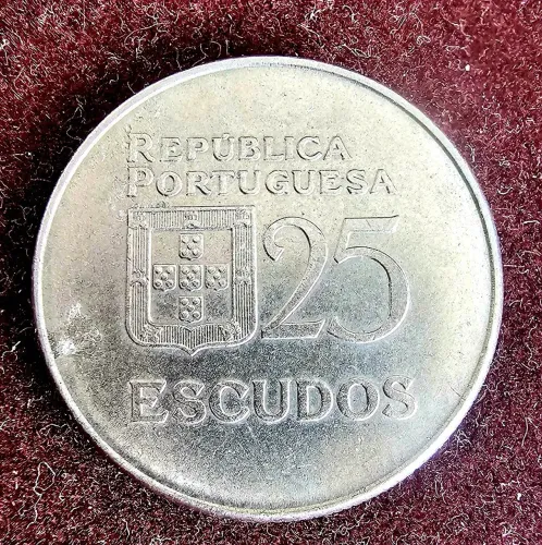 Moeda Para Colecionadores 25 escudos ano 1977 Sem validade monetária
