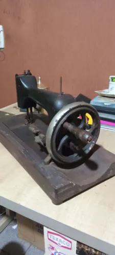 Antiga máquina de costura alemã